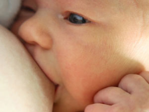 모유 수유중인 아기